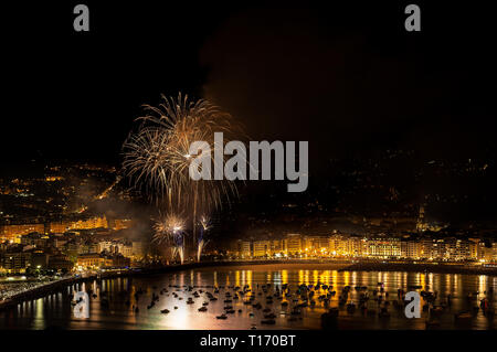 Fuochi d'artificio su La Concha bay a Donostia celebrando Aste Nagusia Foto Stock