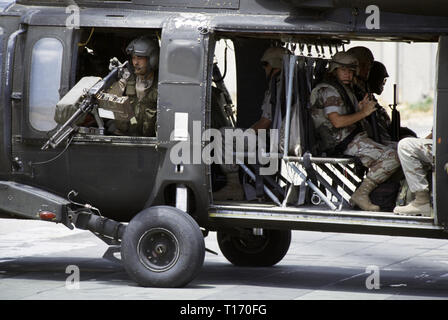 29 ottobre 1993 U.S. I soldati dell esercito a bordo di un esercito americano Sikorsky UH-60 Black Hawk elicottero, pronti per il decollo dalla sede UNOSOM composto a Mogadiscio, in Somalia. Foto Stock