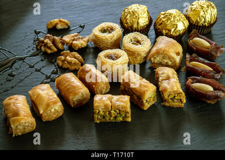 Tipo diverso di arabian dolci baklava di sfondo borma nest ush-el-bul-bul asabi date e cioccolato Foto Stock