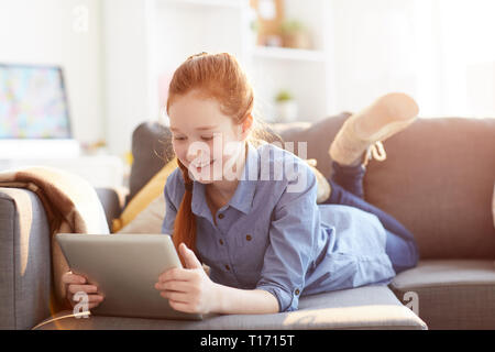 Ragazza adolescente utilizzando Tablet Foto Stock