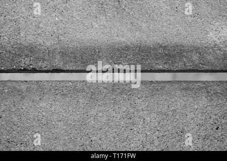 Un foro orizzontale o intercapedine tra due lastre di calcestruzzo al muro di Berlino (Memoriale del Muro di Berlino - Berliner Mauer) di Berlino, Germania, in bianco e nero. Foto Stock