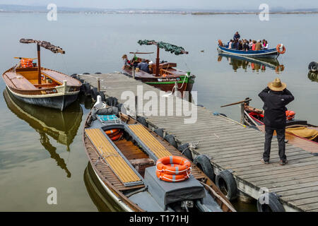 Valencia Albufera, gita in barca sul lago con la gente, Albufera Parco Naturale di Valencia Spagna Foto Stock