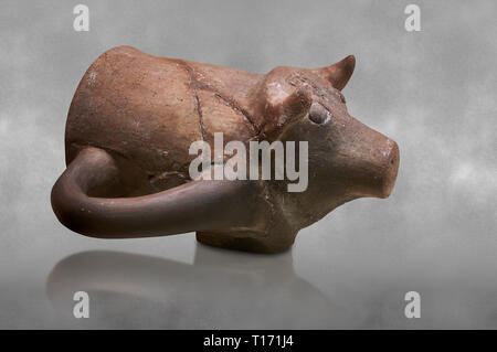 Hittita terracotta libagione cerimoniale rhython in forma di cinghiale Hittita vecchio periodo, 1650 - 1450 BC. Hattusa Boğazkale. Archeologico Çorum M Foto Stock