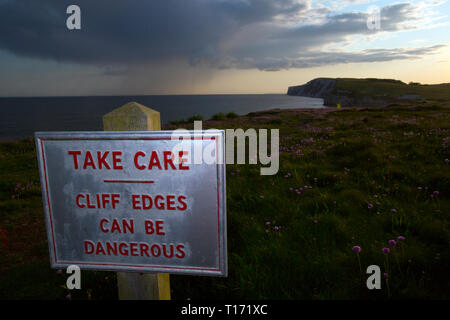 Prendere,care,pericoloso,cliff,bordi,,può essere,segno,acqua dolce,Bay,Isle of Wight,l'Inghilterra,UK, Foto Stock