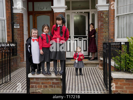 Purim feste ebraiche in Stamford Hill. Bambini e adulti celebrare indossando costumi; ballare e scambiare presenta nella comunità. Londra; Foto Stock