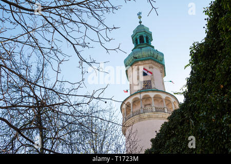 Torre Firewatch in Sopron, Ungheria visto dal accanto alla parete della città in primavera, back lit Foto Stock