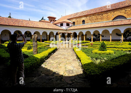 Shadow Man di scattare una foto nel cortile di Ecce Homo Monastero, Villa de Leyva, Colombia Foto Stock