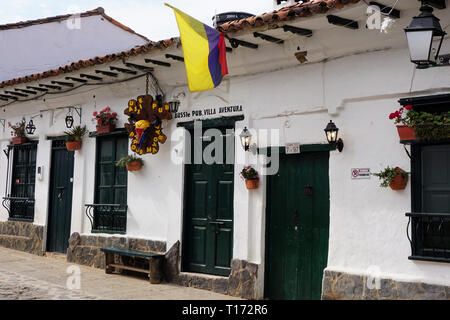 Edificio dipinto di bianco alloggiante un Pub Australiano e battenti la bandiera colombiana Foto Stock