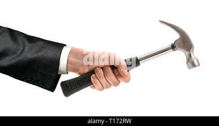 Il raccolto di close-up di una mano di un uomo in possesso di un martello con maniglia in gomma isolata su uno sfondo bianco. Foto Stock