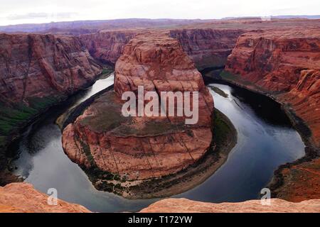 Curva a ferro di cavallo è una forma a ferro di cavallo incisa meandro del fiume Colorado si trova vicino alla città di pagina, Arizona, negli Stati Uniti. Foto Stock