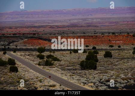 La strada si snoda attraverso il Deserto Dipinto in Northern Arizona. Foto Stock