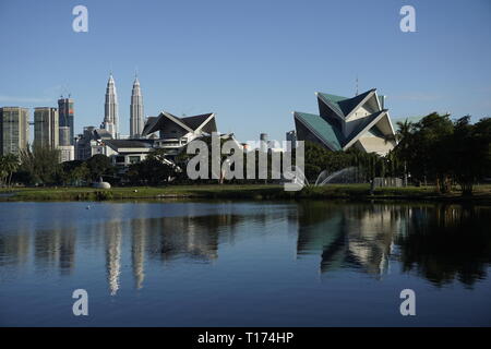 Il parco della città con il lago di Taman Tasik Titiwangsa, Kuala Lumpur, Malesia Foto Stock
