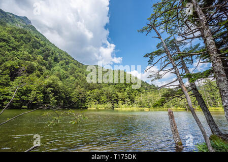 Myojin stagno a Hotaka Santuario posteriore in Kamikochi, Nagano, Giappone. Foto Stock