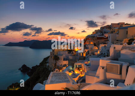 Tramonto alle case tradizionali bianche nel villaggio di Oia sull isola di Santorini, Grecia. Foto Stock