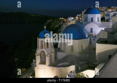 Santorini le cupole blu notte - Santorini Island, Grecia. Foto Stock