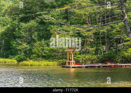 Myojin stagno a Hotaka Santuario posteriore in Kamikochi, Nagano, Giappone. Foto Stock