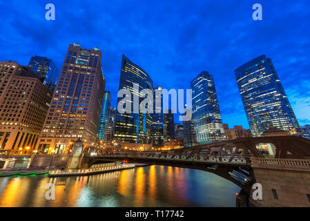 Vista notturna della città di Chicago a Chicago, Illinois Foto Stock