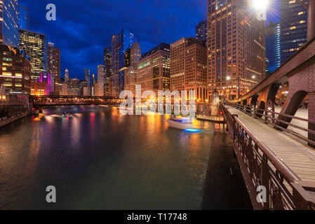 Vista notturna della città di Chicago a Chicago, Illinois Foto Stock