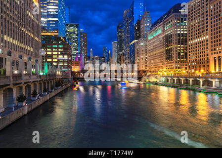 Vista notturna della città di Chicago a Chicago, Illinois Foto Stock