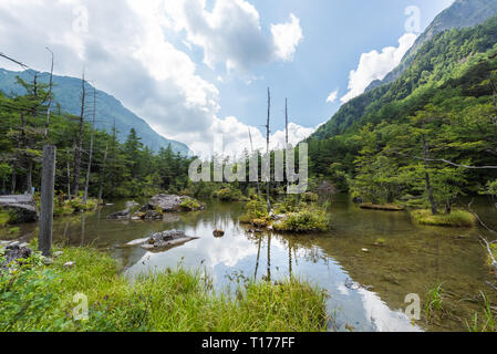 Myojin stagno a Hotaka Santuario posteriore in Kamikochi, Nagano, Giappone. Foto Stock