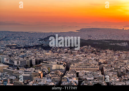 Atene skyline al tramonto, Atene, Grecia Foto Stock