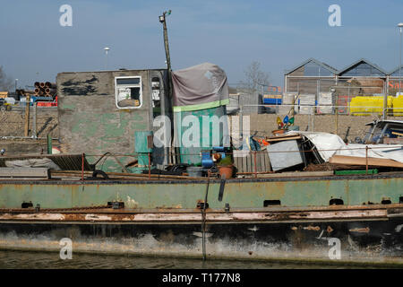 Barche abbandonate nei monaci bacino prato su Gloucester e Nitidezza Canal vicino a Gloucester Foto Stock