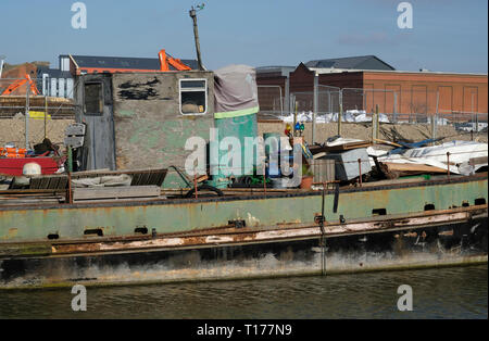 Barche abbandonate nei monaci bacino prato su Gloucester e Nitidezza Canal vicino a Gloucester Foto Stock