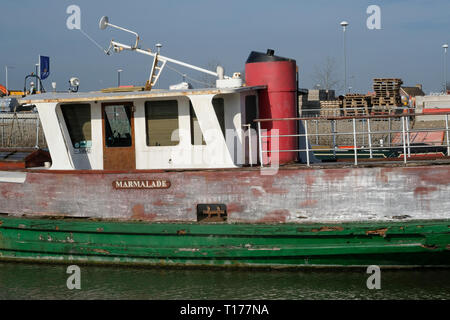 Barche abbandonate nei monaci bacino prato su Gloucester e Nitidezza Canal vicino a Gloucester Foto Stock