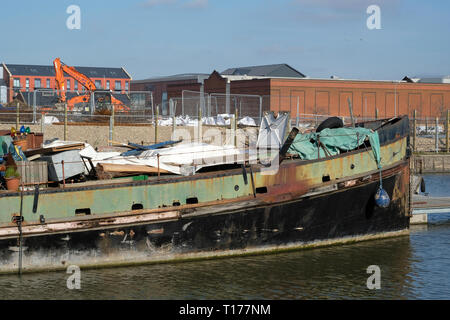 Barche abbandonate nei monaci bacino prato su Gloucester e Nitidezza Canal vicino a Gloucester Foto Stock