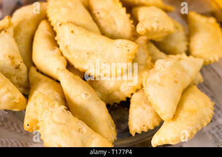 Closeup colpo di gujiya , dolce pieno di delicatezza servita su holi e diwali Foto Stock