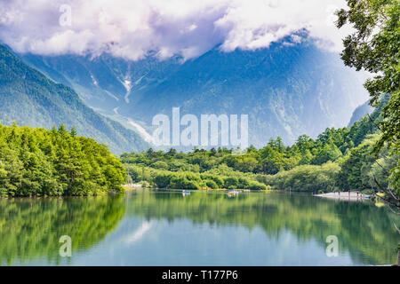 Myojin stagno a Hotaka Santuario posteriore in Kamikochi, Nagano, Giappone. Foto Stock