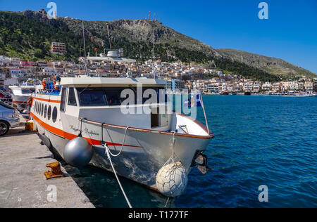 Kalymnos Dolphin traghetto al porto di Pothia, con il suo stile Italiano case, Kalymnos, Dodecaneso, Grecia Foto Stock