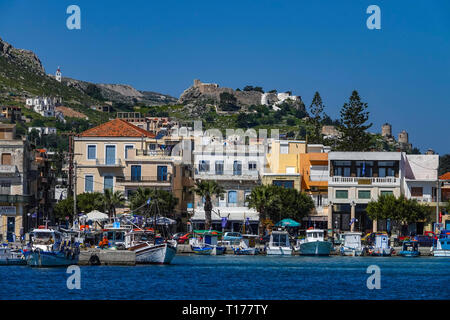 Il porto di Pothia, con il suo stile Italiano case, Kalymnos, Dodecaneso, Grecia Foto Stock