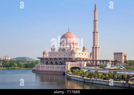 La vista della Moschea di Putra (Masjid Putra) situato accanto al Putra Square, è il più caratteristico punto di riferimento in Putrajaya, Malaysia, circondato da b Foto Stock