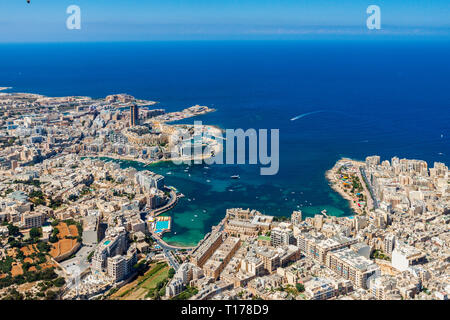 Malta vista aerea. San Julian (San Ġiljan) e Tas-Sliema città. St. Julian's Bay, Balluta bay, Spinola bay. Città, dei porti e del litorale di Malta. Foto Stock