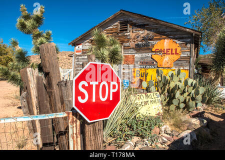 Stati Uniti d'America, Arizona, Route 66, su strada e pubblicità segni in Hackberry General Store sulla Route 66 tra Kingman e Seligman Foto Stock