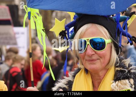 Donna che partecipano a revocare l'articolo 50 London marzo attraverso Hyde Park a Trafalgar Square Foto Stock