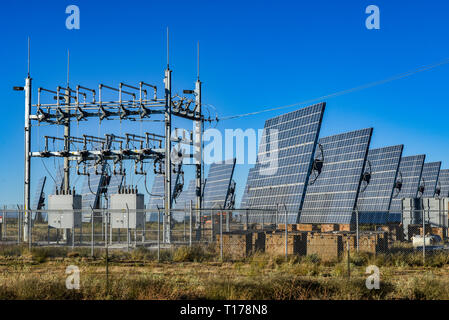 Berlina, Nuovo Messico, USA, moderno impianto solare sulla Highway 26 vicino berlina Foto Stock