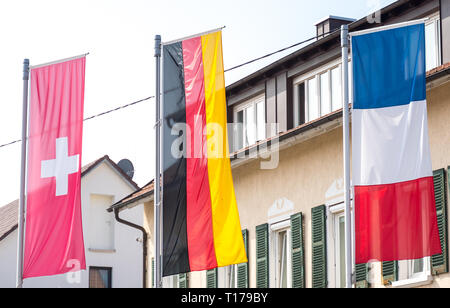 Bandiera della Germania, bandiera svizzera, bandiera francese al vento (triangolo di confine) Foto Stock