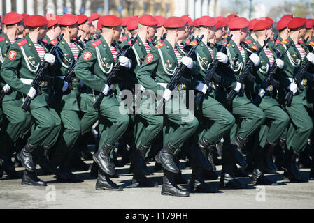 SAINT-Petersburg, Russia - 06 Maggio 2018: soldati della guardia nazionale truppe della Russia (Rosguards) sulle prove per la parata militare in onore Foto Stock