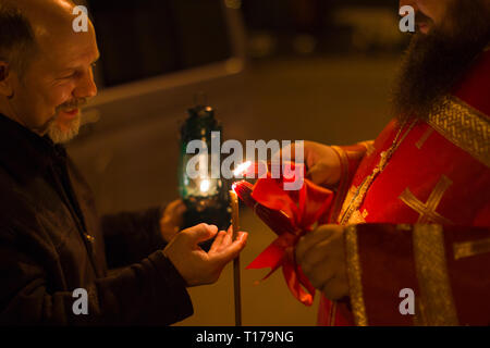 La Bielorussia, Gomel, Maggio 01, 2016. Monastero Nikolsky.celebrazione della Pasqua ortodossa.sacerdote santo ricevuto fire Foto Stock