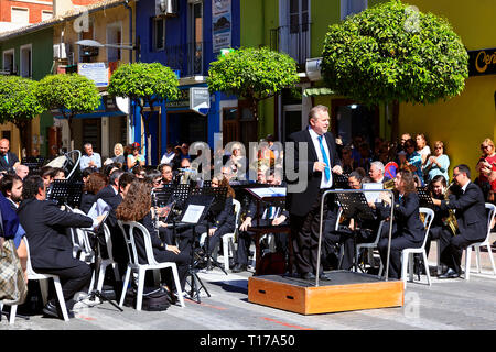 Dénia Orchestra di fiati in street in concerto a Fallas Celebrazioni 2019 Foto Stock