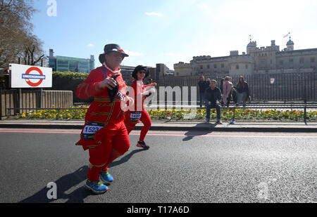 I concorrenti gestiscono oltre la Torre di Londra durante il 2019 Londra - Mezza Maratona. Foto Stock