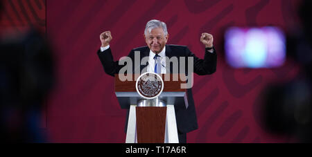 Il Presidente messicano Andres Manuel Lopez Obrador risponde alle domande durante il suo quotidiano mattina conferenza stampa presso il Palazzo Nazionale Il 21 marzo 2019 a Città del Messico. Foto Stock