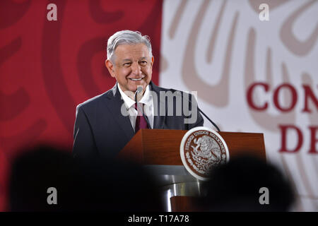 Il Presidente messicano Andres Manuel Lopez Obrador risponde alle domande durante il suo quotidiano mattina conferenza stampa presso il Palazzo Nazionale Il 15 marzo 2019 a Città del Messico. Foto Stock