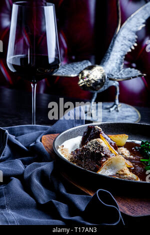 Stufati di guance di vitello al vino rosso, servita con purea di patate. Foto per visualizzare il menu. Foto Stock