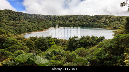 Vista panoramica del lago del cratere minore del Poas Volacano in Costa Rica Foto Stock