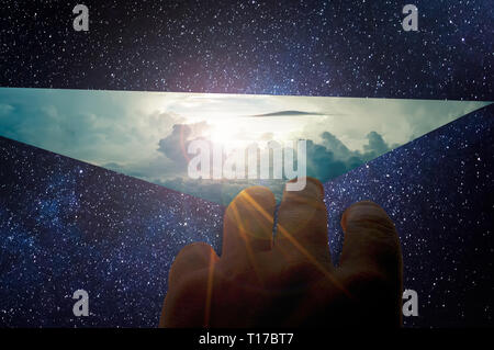 Mano aprendo lo spazio scoprendo il cielo Foto Stock