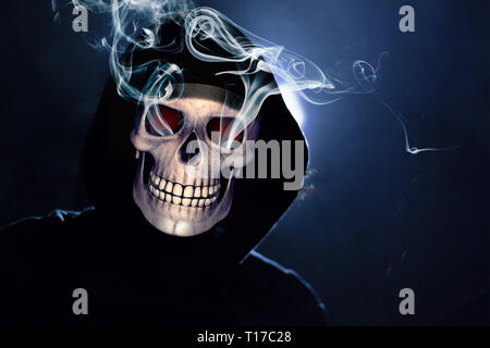 Scary incappucciati teschio umano. Ritratto di morte di notte Foto Stock