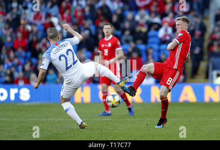 La Slovacchia è Stanislav Lobotka (sinistra) e il Galles Matthew Smith (destra) battaglia per la sfera durante UEFA EURO 2020 qualifica, gruppo e corrispondono al Cardiff City Stadium. Foto Stock